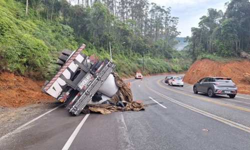 Caminhão perde o controle e tomba na pista contrária da SC-108
