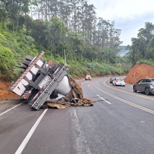 Caminhão perde o controle e tomba na pista contrária da SC-108