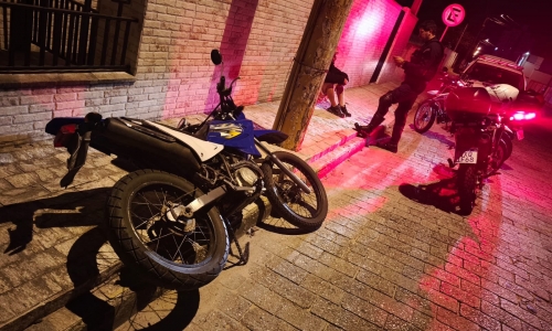 Motociclista tenta dar fuga na guarda de trânsito, mas acaba parado após falha na moto