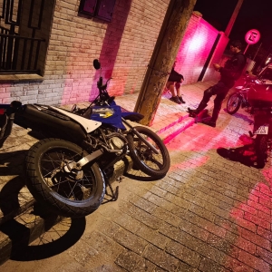 Motociclista tenta da fuga na polícia, mas acaba parado após falha na moto