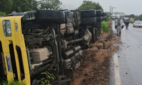ACIDENTE🚚 | Caminhão sai da pista e derruba poste em via de Tijucas