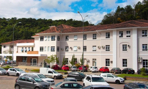 Paciente psiquiátrico é flagrado com faca e ameaça trabalhadores de hospital em Brusque