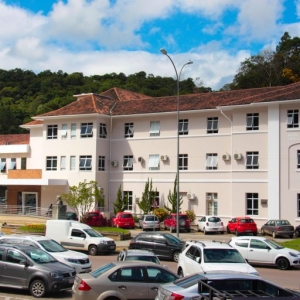 Paciente psiquiátrico é flagrado com faca e ameaça trabalhadores de hospital em Brusque