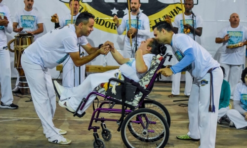 Professor de capoeira de Itapema é homenageado no Rio de Janeiro pelo trabalho com inclusão