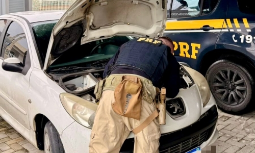 Carro furtado em Balneário Camboriú é localizado pela PRFna BR-101, próximo a Porto Belo