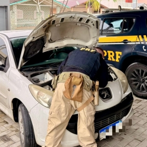 Carro furtado em Balneário Camboriú é localizado pela PRFna BR-101, próximo a Porto Belo
