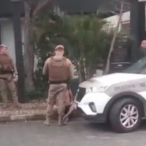 Após onda de crimes, suspeitos de furtos são agredidos por moradores 