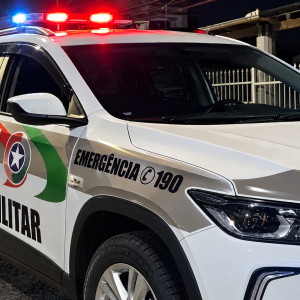 Arma adulterada escondida debaixo de sofá é apreendida durante ação policial em Tijucas