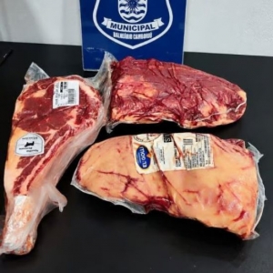 Furto de carnes dentro de supermercado termina com colaborador de açougue preso em flagrante