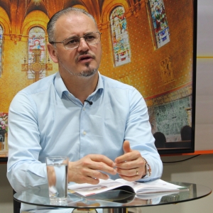 Padre Elizandro Scarsi conduz inspirador momento de fé e bênção nesta quarta-feira, 30 de setembro