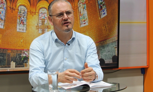 Padre Elizandro Scarsi conduz inspirador momento de fé e bênção nesta quarta-feira, 30 de setembro