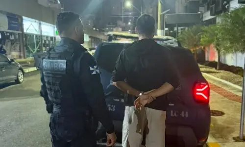 Suspeito é preso após agredir companheira e impedi-la de deixar a casa