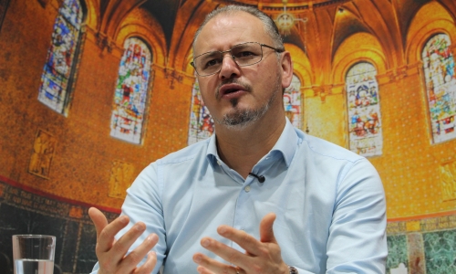 Padre Elizandro Scarsi conduz inspirador momento de fé e bênção nesta quinta-feira, 01 de outubro
