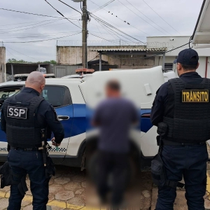 Sem CNH e sem documentos, condutor é detido após sistema revelar mandado ativo