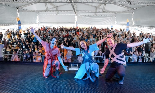 TEM FOTOS NO AR | Tiquequê reúne crianças e famílias em apresentação gratuita em Tijucas