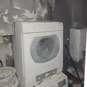 Fogo atinge lavanderia de apartamento e deixa andar tomado por fumaça