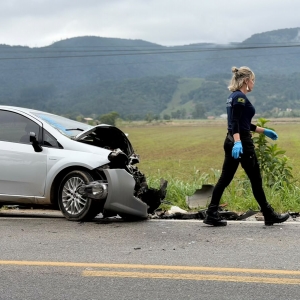 ACIDENTE FATAL 🚨 | Colisão frontal na SC-410 mata motorista e deixa dois feridos em Canelinha