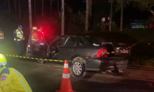 PISTA ESCORREGADIA 🛣️ | Jovem morre após perder o controle do carro e bater em árvore na SC-108