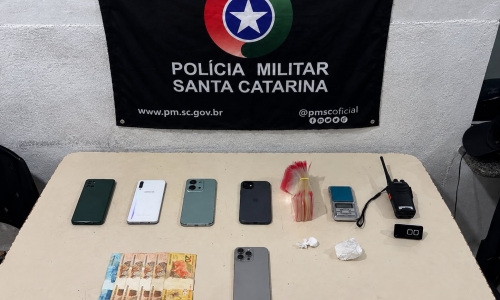 Abordagem de moto leva polícia a imóvel com cocaína e equipamentos de tráfico em Porto Belo