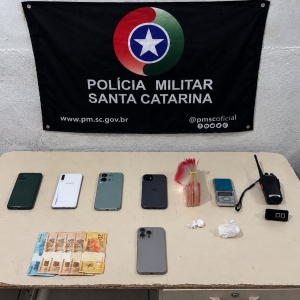 Abordagem de moto leva polícia a imóvel com cocaína e equipamentos de tráfico em Porto Belo