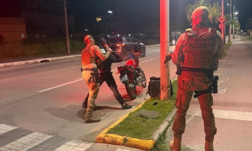 Ação ostensiva e de fiscalização da PM amplia abordagens em pontos estratégicos de Bombinhas