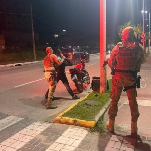 Ação ostensiva e de fiscalização da PM amplia abordagens em pontos estratégicos de Bombinhas