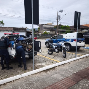 Fuga por quintais não evita detenção de motociclista flagrado com veículo furtado em Tijucas