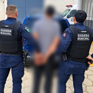 Policiamento identifica mandado ativo e leva condenado por tráfico à prisão