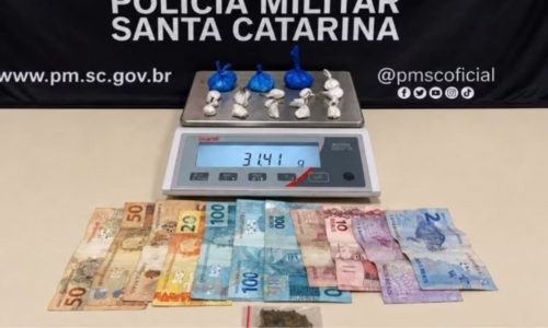Tentativa de fuga termina com adolescente detido e drogas apreendidas em Brusque