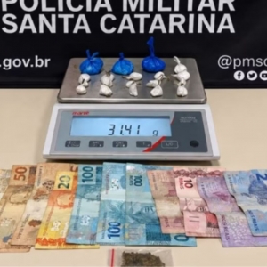 Tentativa de fuga termina com adolescente detido e drogas apreendidas em Brusque