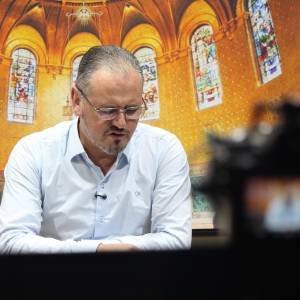 Padre Elizandro Scarsi conduz inspirador momento de fé e bênção nesta quinta-feira, 08 de outubro