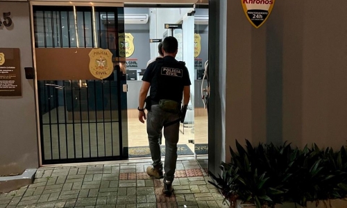 Mandado de prisão expõe ponto de venda de drogas e resulta em flagrante em Brusque