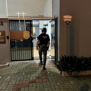 Mandado de prisão expõe ponto de venda de drogas e resulta em flagrante em Brusque
