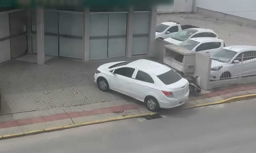 DERRUBOU E FUGIU 💥 | Mesmo com muito espaço, motorista derruba motocicleta ao tentar estacionar