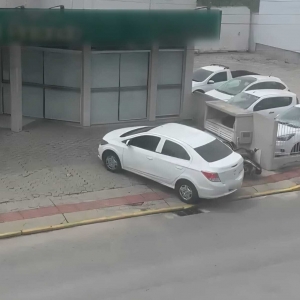 DERRUBOU E FUGIU 💥 | Mesmo com muito espaço, motorista derruba motocicleta ao tentar estacionar