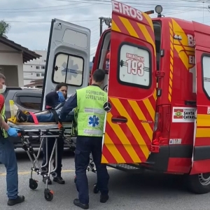 Câmera registra colisão frontal que deixa motociclista ferido em São João Batista