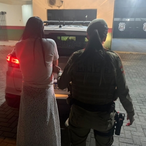 Suspeita de furto é levada à prisão após abordagem policial