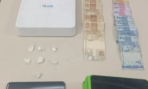 Homem é preso após apreensão de cocaína em estabelecimento comercial