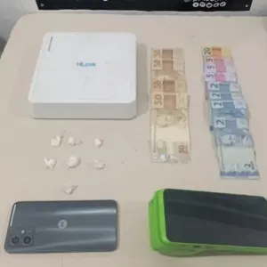 Homem é preso após apreensão de cocaína em estabelecimento comercial