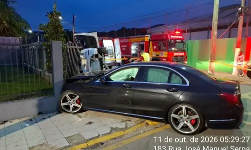 Capotamento mobiliza bombeiros e deixa três pessoas encaminhadas para atendimento médico em Porto Belo