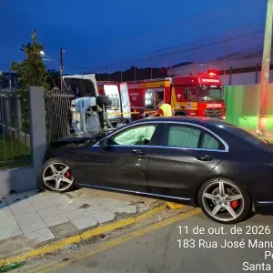 Capotamento mobiliza bombeiros e deixa três pessoas encaminhadas para atendimento médico em Porto Belo