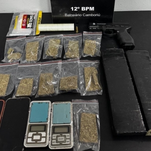 Denúncia mobiliza PM e ação termina com apreensão de quase 2 kg de maconha