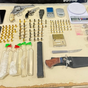Caso de violência doméstica resulta em apreensão de armas e entorpecentes em Bombinhas