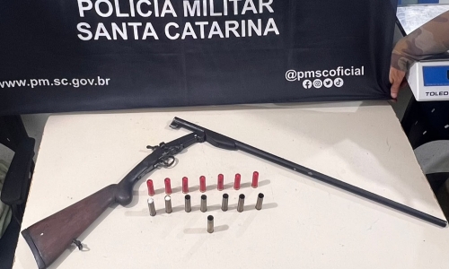 Espingarda sem numeração e 16 munições são apreendidas após denúncias de ameaças