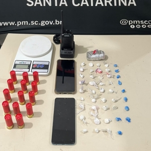 Reincidente no tráfico é preso com drogas e munições no Casarão, em Tijucas