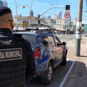 Suspeito é detido com faca após tentar invadir residência de ex-companheira