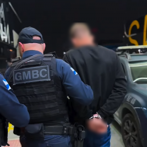 Procurado por furto é detido antes de embarcar em ônibus com destino a Curitiba