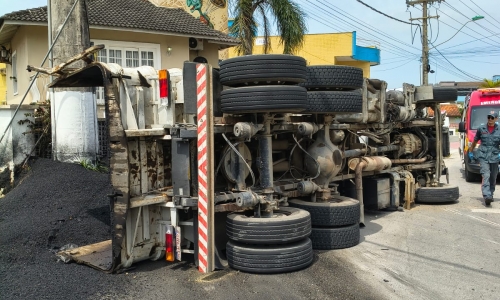 Falha nos freios causa tombamento de caminhão carregado em Bombinhas