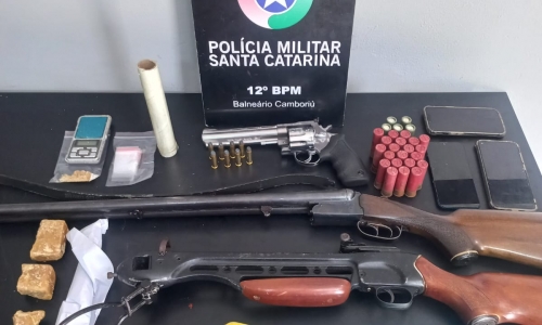 Garagem suspeita é denunciada e ponto de tráfico é desarticulado; PM apreende armas e drogas