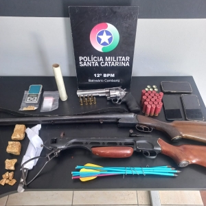 Garagem suspeita é denunciada e ponto de tráfico é desarticulado; PM apreende armas e drogas